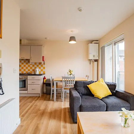 4 Bed - Spacious Lejlighed *